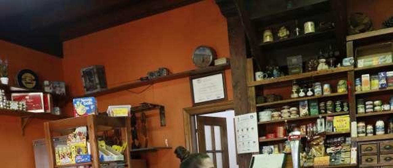 El bar tienda de La Peral (Illas), con la zona de alimentación abierta.