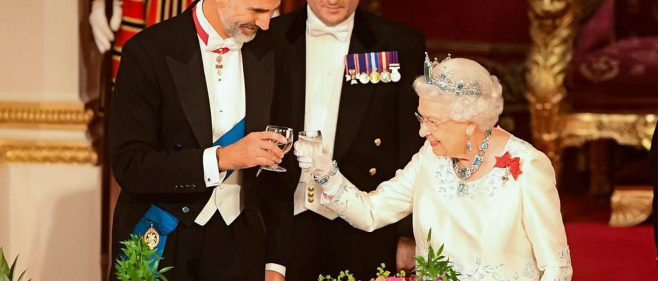 El monarca español, Felipe VI, brinda con su tía Lilibeth, acaso con un jerez.