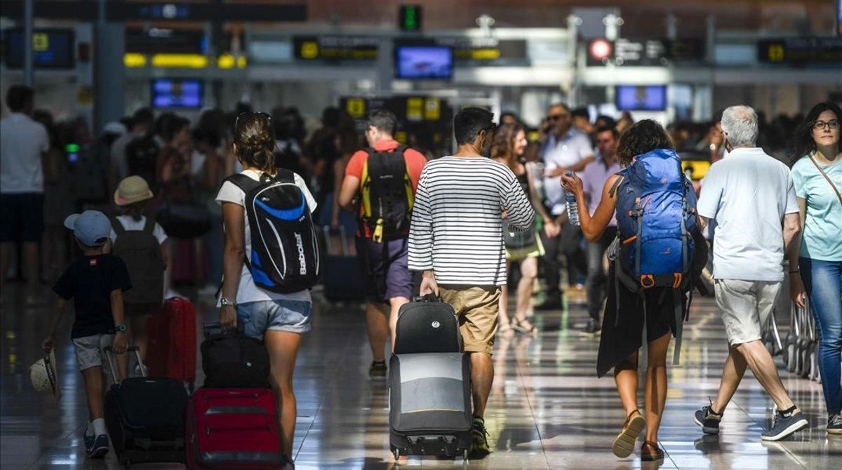 undefined49253554 barcelona 28 07 2019 econom a pasajeros y sus maletas190808192344 undefined49253554 barcelona 28 07 2019 econom a pasajeros y sus maletas190808192344