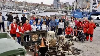 Muebles, neumáticos, sillas, un bolardo, un móvil y hasta una consola "Game Boy": la basura del Puerto Deportivo de Gijón sale a flote