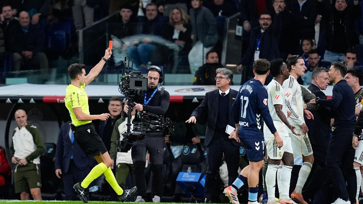 Álvaro Carreras ve la tarjeta roja y Xabi protesta al colegiado en el partido entre el Real Madrid y el Celta