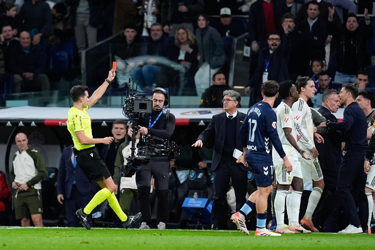 Alvaro Carreras ve la tarjeta roja y Xabi protesta al colegiado en el partido entre el Real Madrid y el Celta