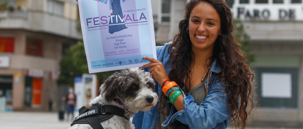 Daisy Alcalde y su perro posan con el cartel del Festivala 2021.