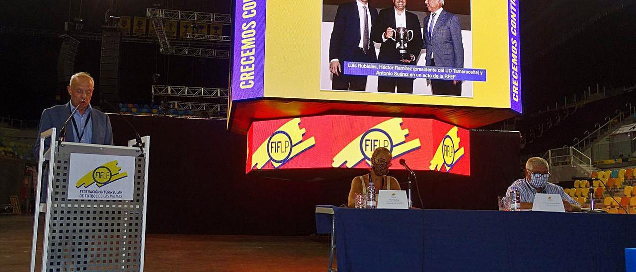 Antonio Suárez -i-, ayer, durante la asamblea general de la Federación Interinsular en el parqué del Gran Canaria Arena. | | LP/DLP