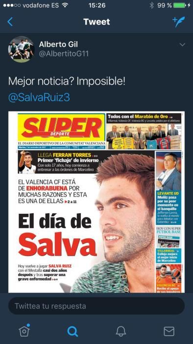 Los jugadores del Valencia felicitan a Salva Ruiz