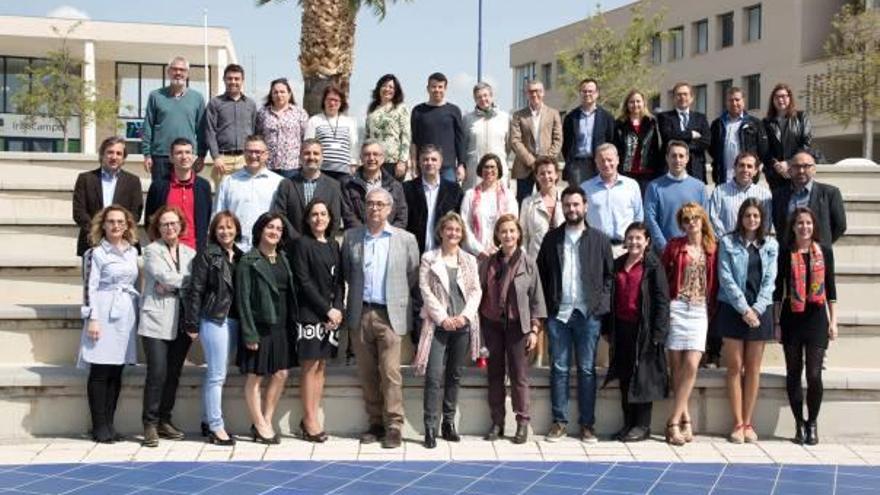 Alcón junto a una representación de los candidatos claustrales que presenta bajo el nombre Candidatura per l&#039;UJI.