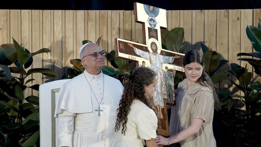 El papa León XIV firma la Cruz de los Jóvenes durante la vigilia en la plaza de Lima de Madrid
