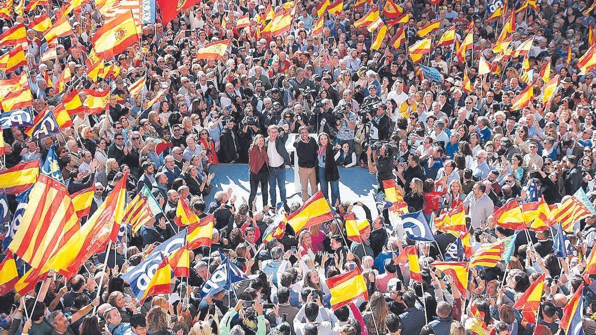 El líder del PP, Alberto Núñez Feijóo, junto a otros dirigentes en Valencia el pasado fin de semana. /