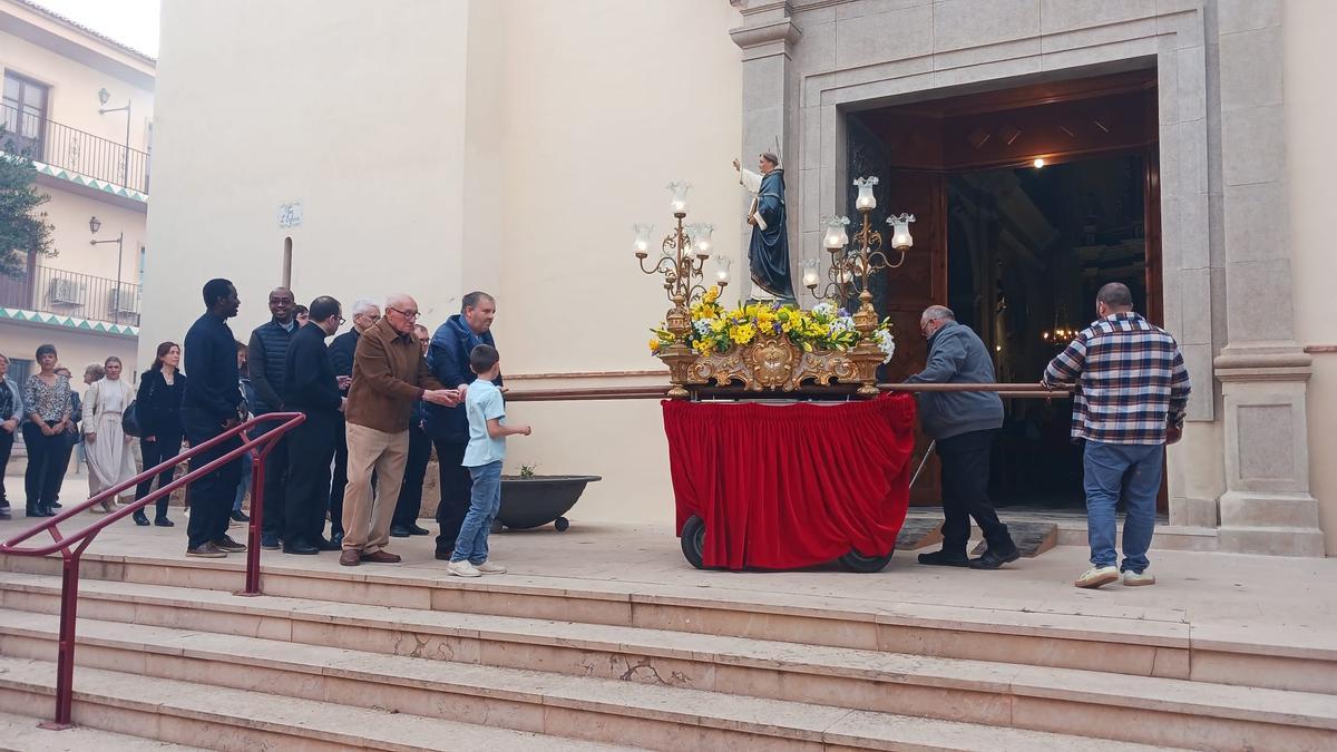 Entrada de Sant Vicent en la iglesia.