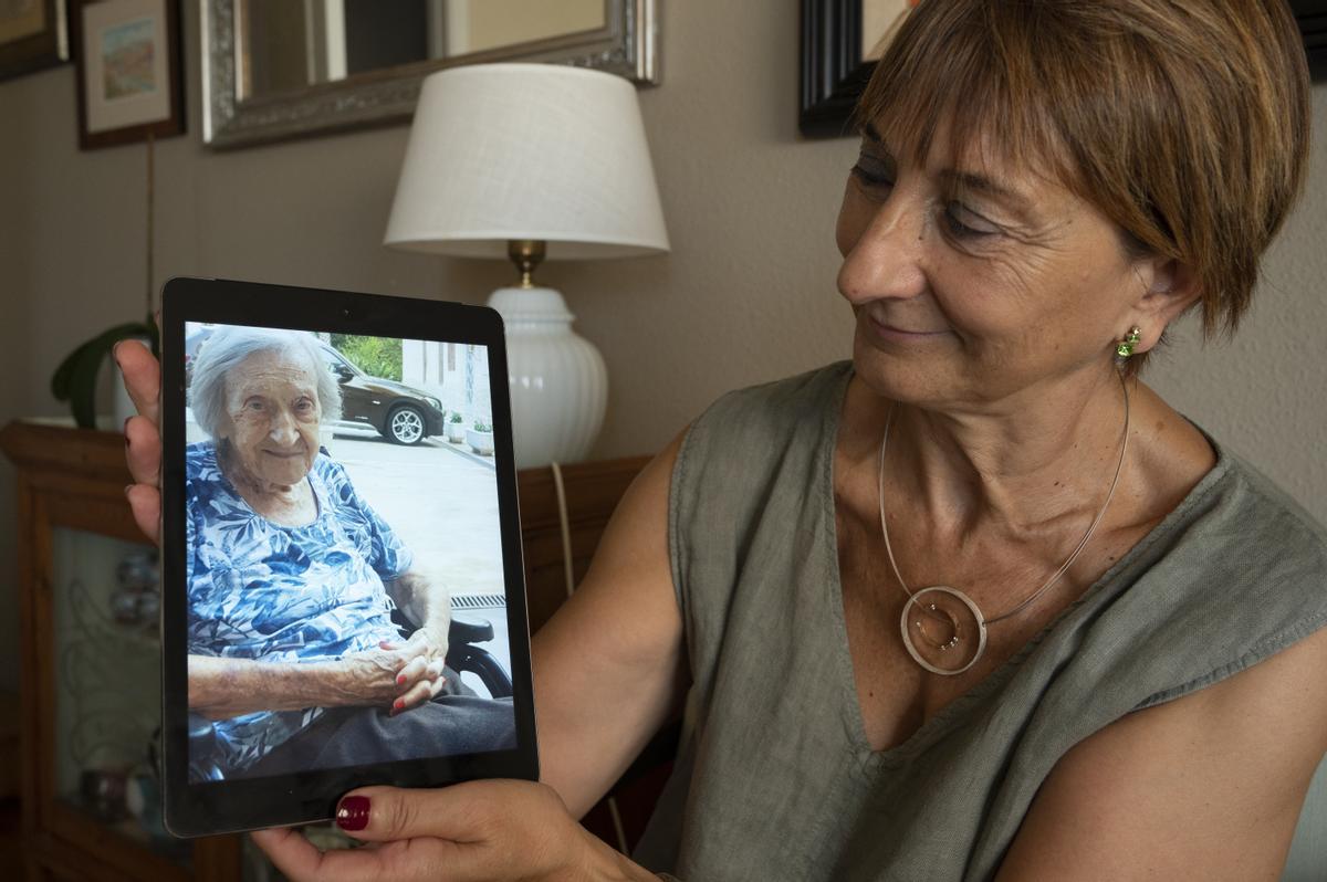 Maria Balart, con una imagen reciente de su madre, enferma de alzhéimer e ingresada en una residencia.