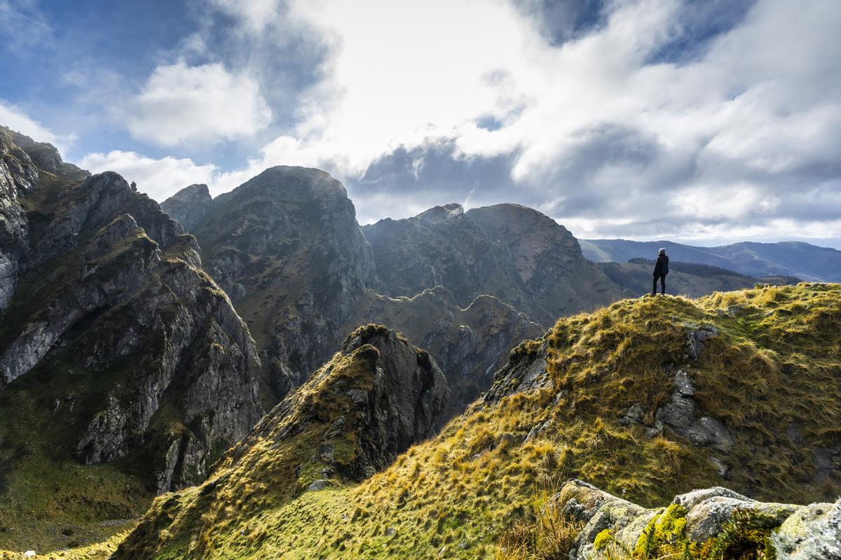 Tiempo brumoso y una niña en la cima del monte Aiako Harria, Guipúzcoa