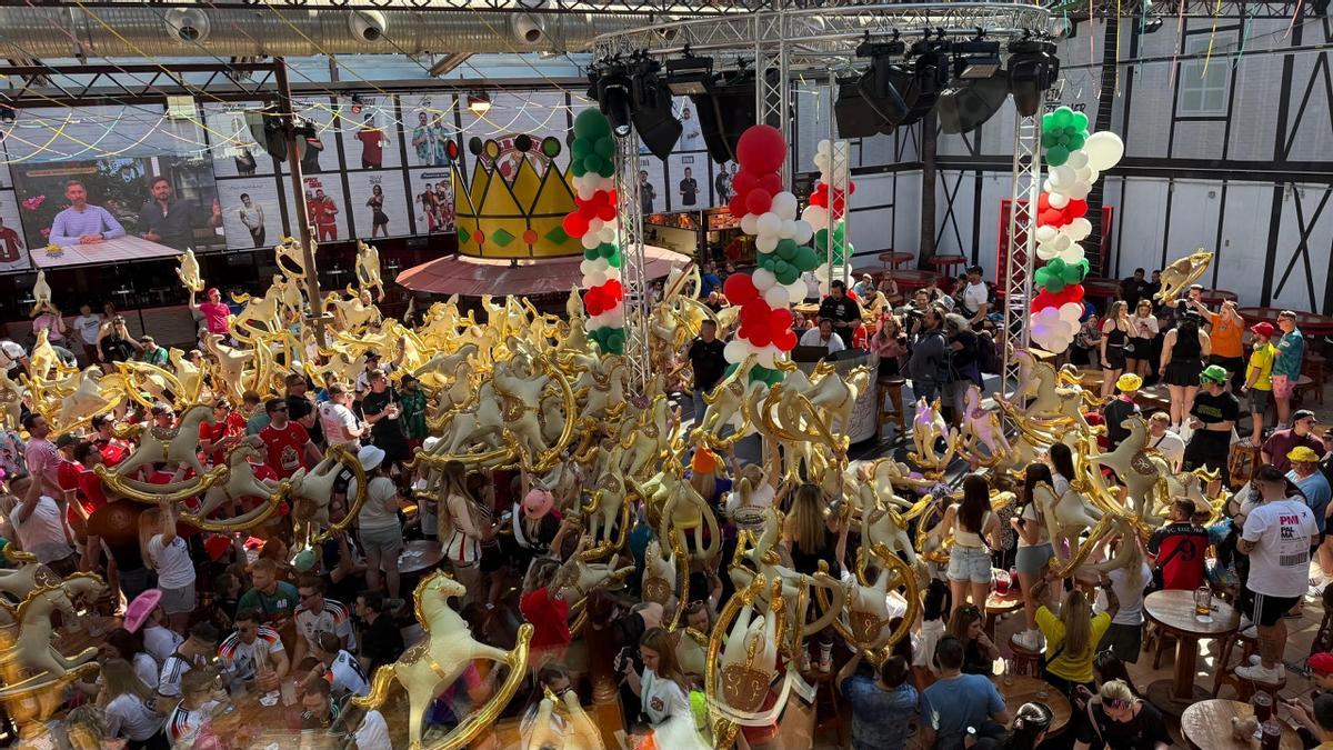 Unter Schaukelpferden: Sänger Schuerze auf dem „Bierkönigplatz".