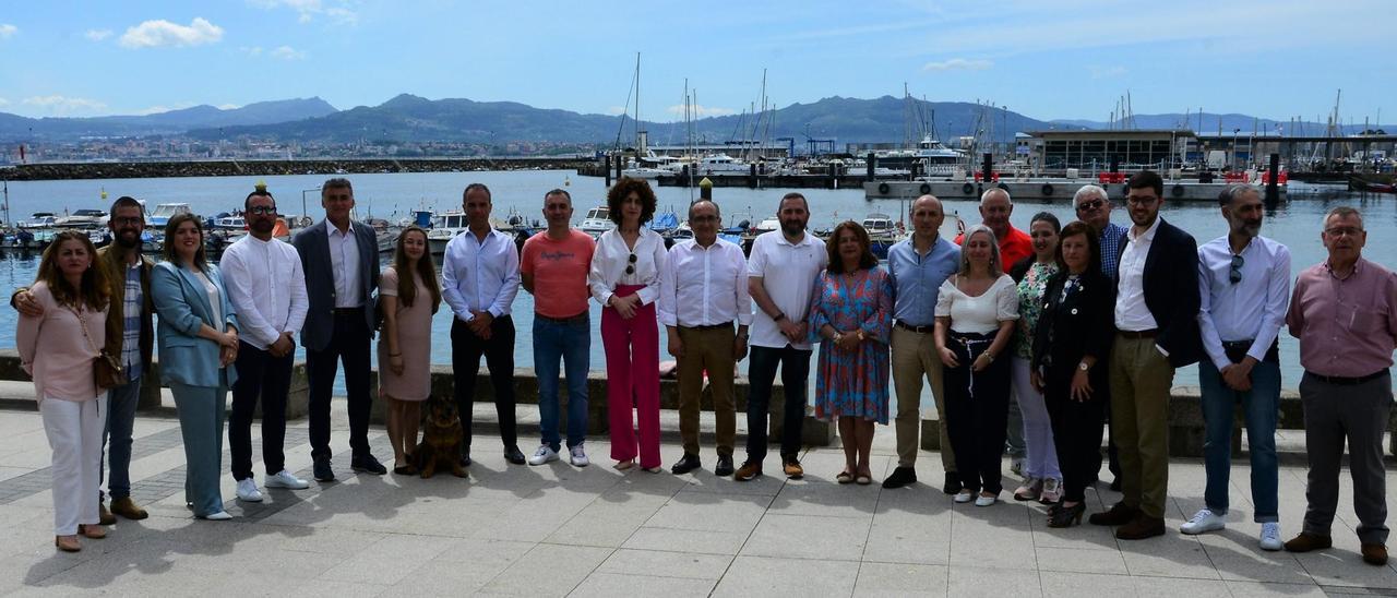 Integrantes de la candidatura del PP a las elecciones municipales del 28 de mayo, ayer en el paseo marítimo de Cangas