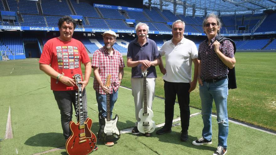 Manolo Solano, Juan de Dios, Armando Sánchez, Nonito Pereira Rey y Chema Ríos, con instrumentos musicales en el estadio de Riazor. Una entrada para el Concierto de los Mil Años.  | // CARLOS PARDELLAS