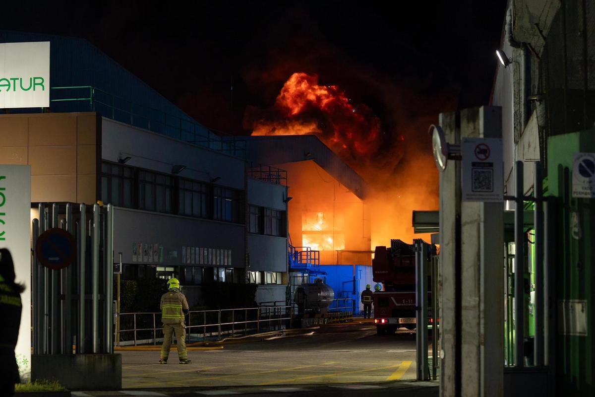 En imágenes I Incendio en la planta de Saica en Zaragoza