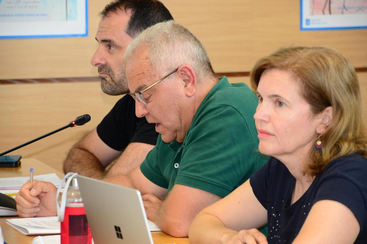 El concejal Xosé Xoán Melòn (centro) en un pleno.