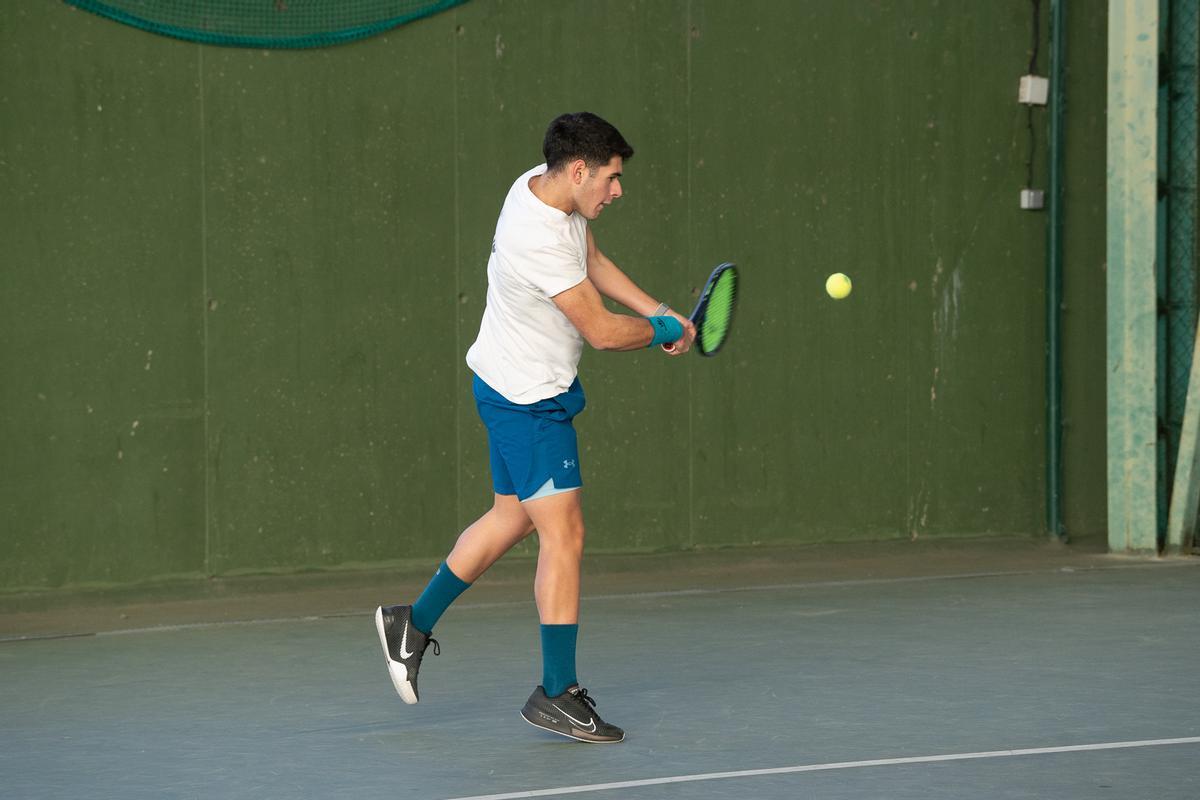 Hugo González ejecuta un revés en las finales del Torneo de Reyes de Zamora.