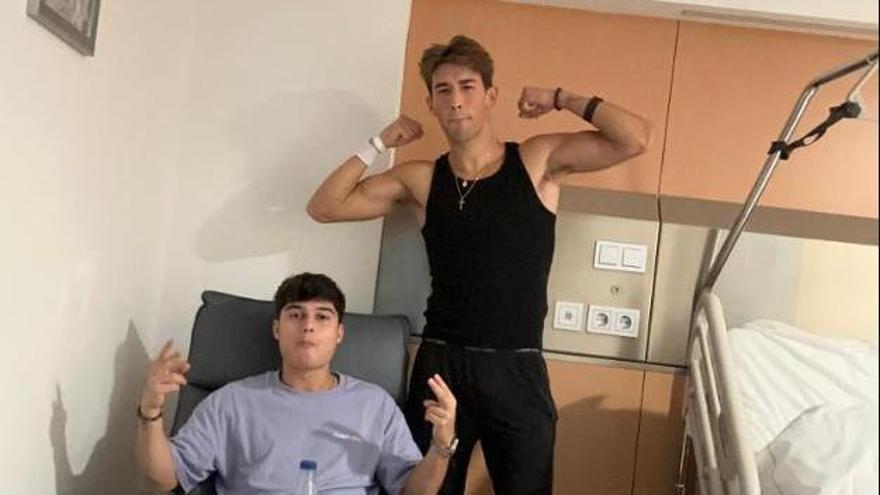 Jesús Vázquez en el hospital con un amigo