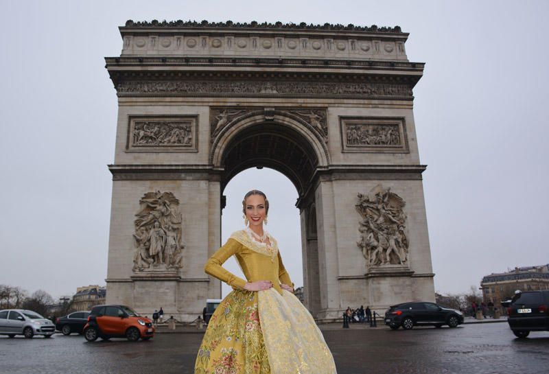 El viaje de la fallera mayor 2017, Raquel Alario, a París.