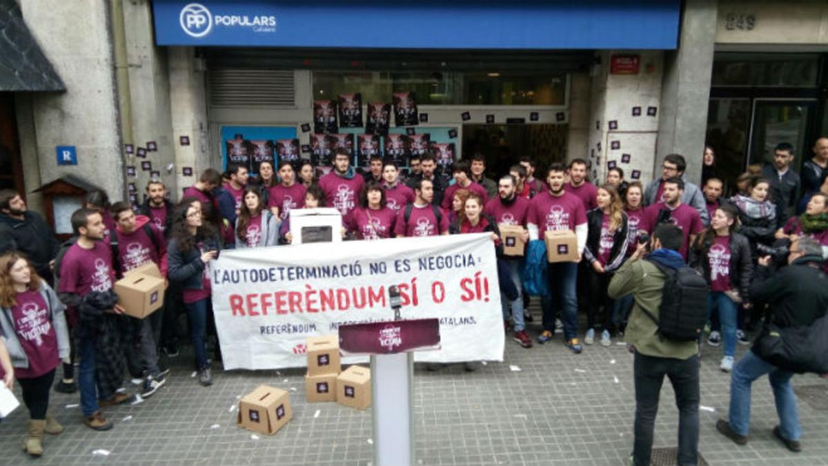 Miembros de Arran participan en la ocupación de la sede del PP en Barcelona.