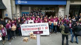 Arran ocupa la sede del PP en Barcelona para exigir el referéndum