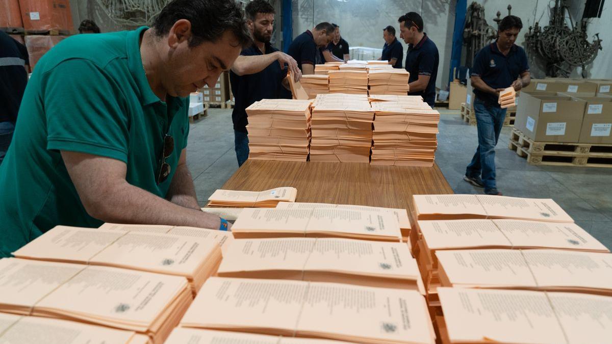 Preparativos de la mesa electoral en Cartagena