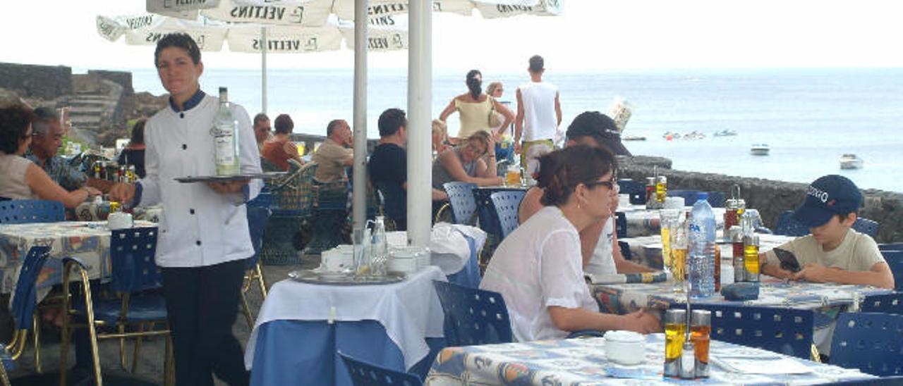 Terraza de un restaurante en Puerto del Carmen, en la isla de Lanzarote.