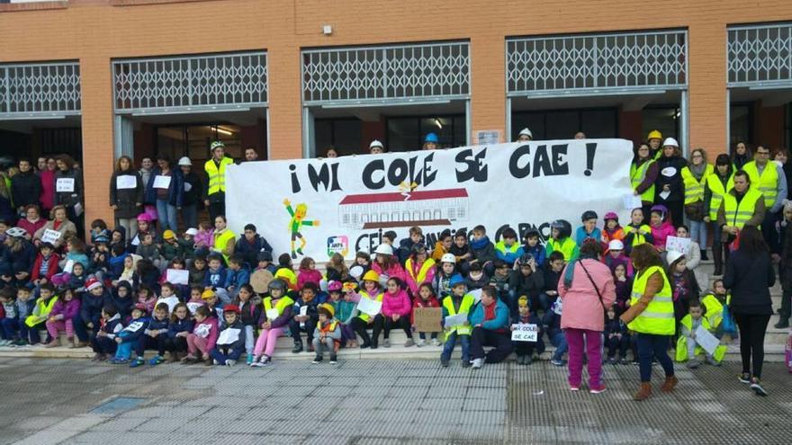 Protesta en Algezares para exigir que se reparen los cimientos de un colegio