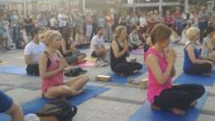 Profesores de yoga dan a conocer esta práctica entre la ciudadanía