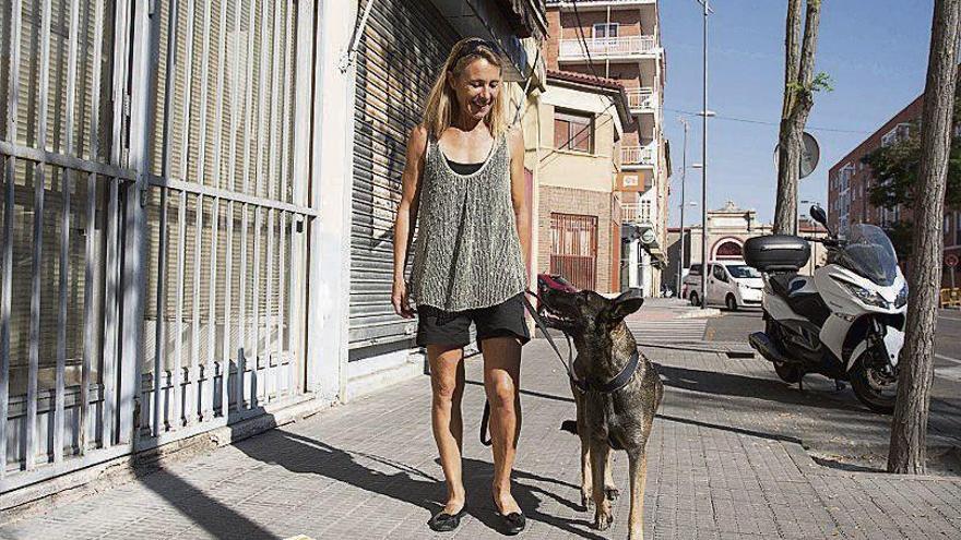 Raquel Esteban pasea con un perro para proteger a maltratadas.