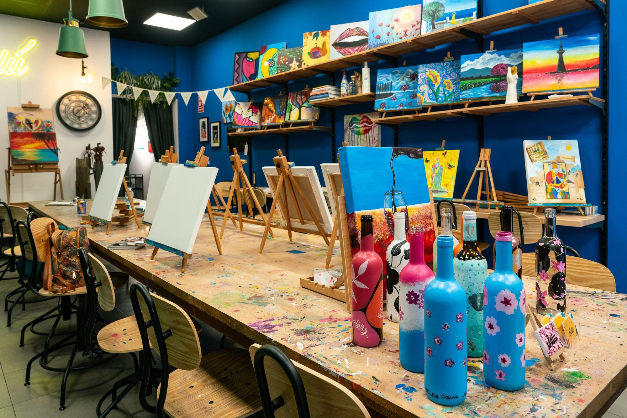 Interior del estudio Salú Art and Wine.