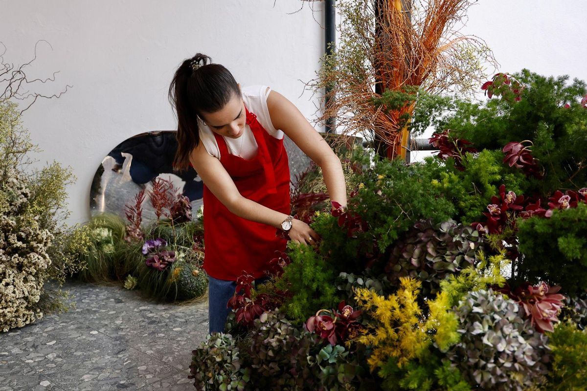 Una mujer cuida de una instalación de Flora este pasado 2024.