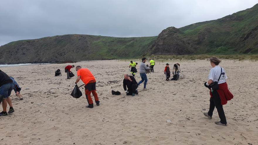 Rebajan la alerta por las bolinas de plástico en la costa asturiana tras recogerse 43 kilos