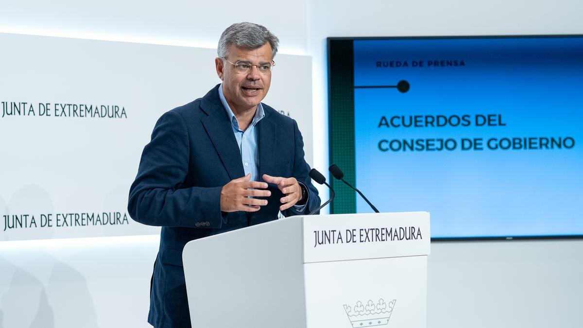 El portavoz de la Junta de Extremadura, Juan Antonio González, en rueda de prensa.