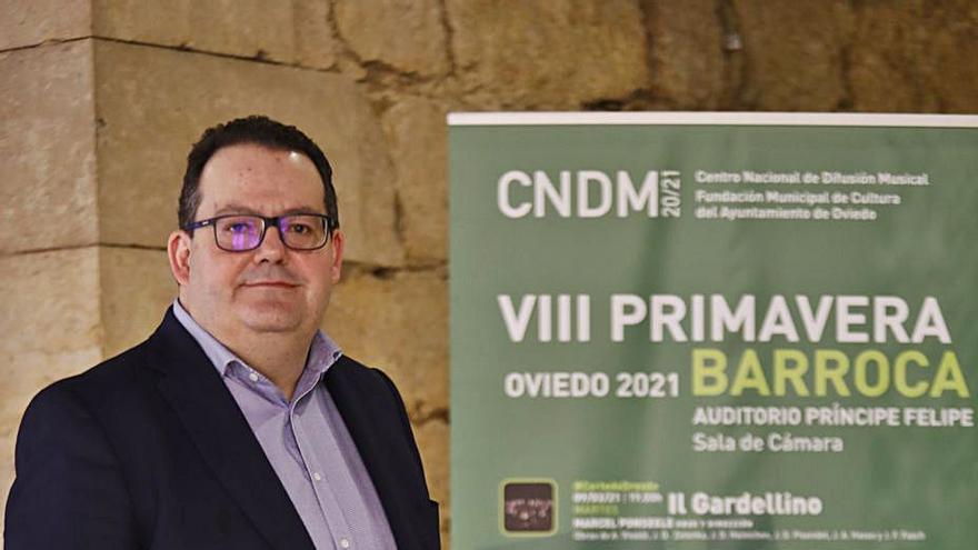 El director del Centro Nacional de Difusión Musical, Francisco Lorenzo, en el Auditorio Príncipe Felipe de Oviedo. | Luisma Murias