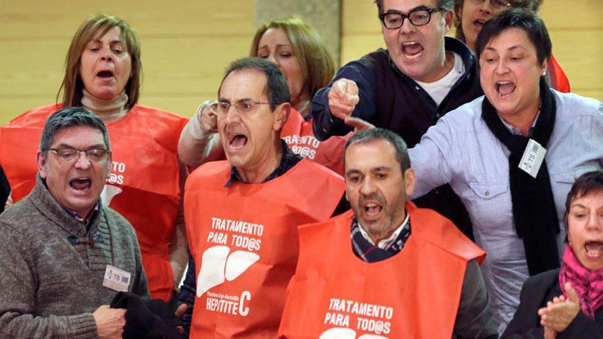 Protesta en la Cámara gallega de una treintena de integrantes de la plataforma gallega de afectados por hepatitis C.