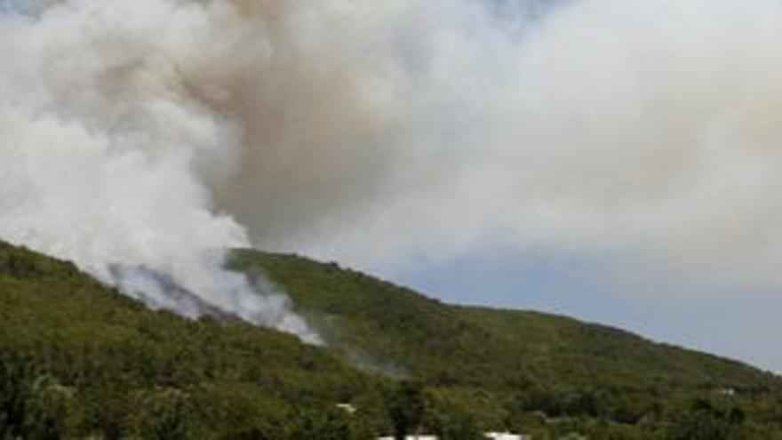 El humo permite adivinar el perímetro del fuego en las primeras horas del siniestro, entre una gran masa boscosa.