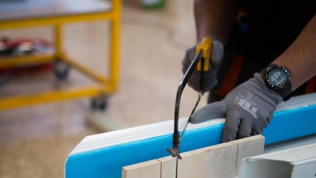 Un estudiante del Grado Medio de Técnico en Instalaciones Frigoríficas y de Climatización realizando una práctica.
