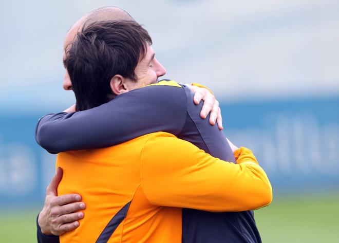 20. Abrazo de Messi y Leo durante la que iba a ser la última temporada juntos