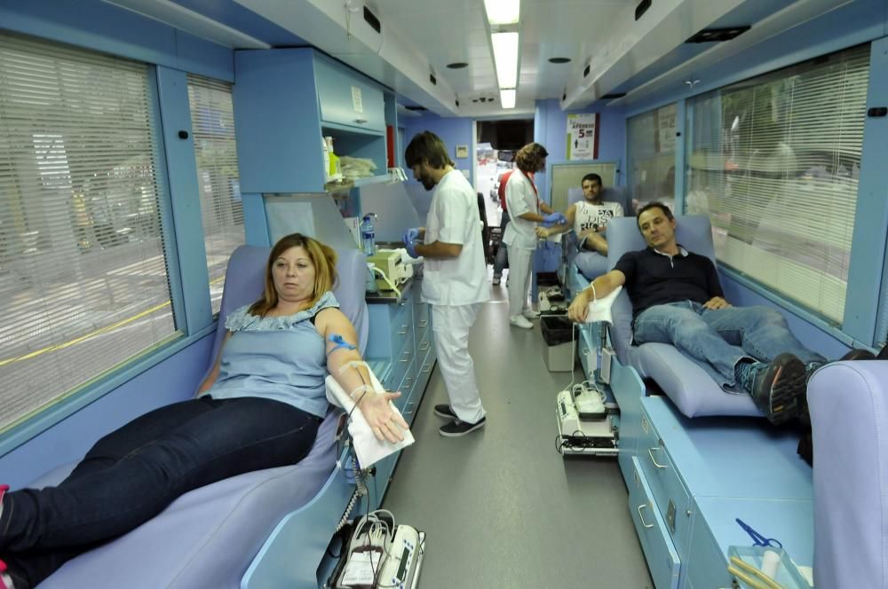 Autobús de donación de sangre y médula ósea