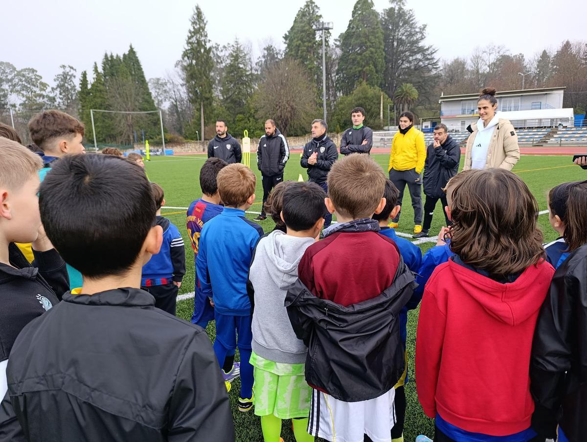 Montse Tomé comparte la Nochebuena con los niños del Atlético de Lugones