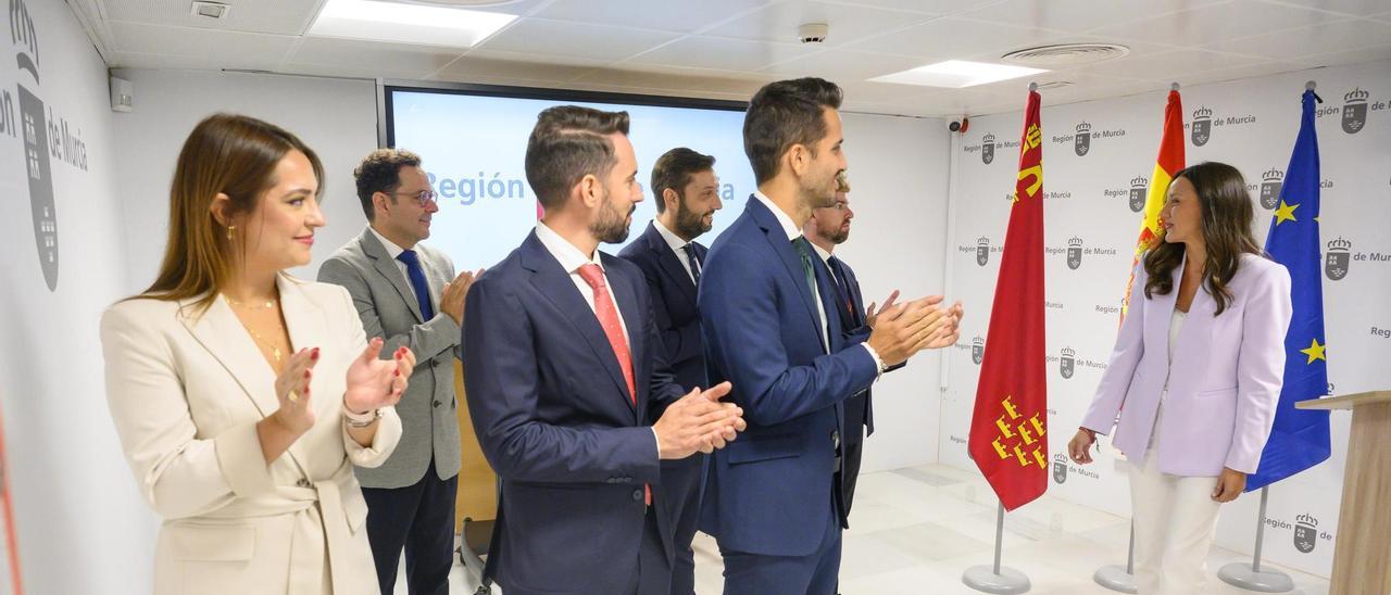 Los nuevos directores generales de Carmen Conesa aplauden a su consejera, ayer, tras tomar posesión.