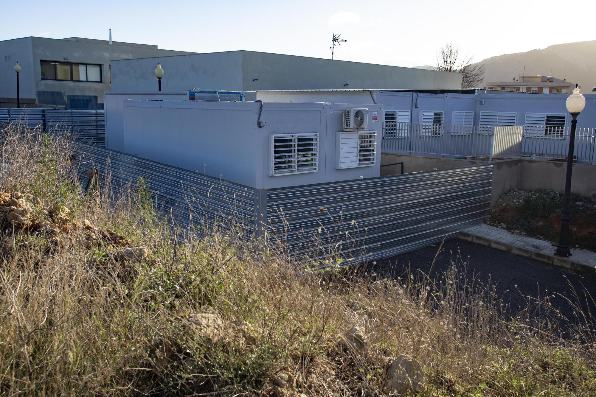 Protesta a las puertas del CEIP Lluís Vives de Bocairent por la paralización de las obras.