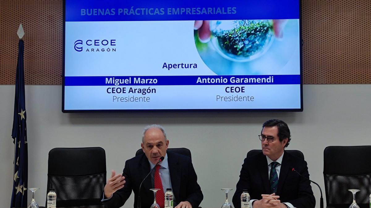 El presidente de CEOE Aragón, Miguel Marzo, y el líder de la patronal a nivel nacional, Antonio Garamendi, este lunes en una jornada en Zaragoza.