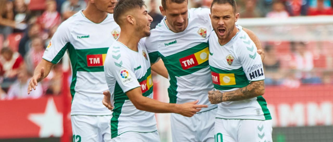 Celebración de uno de los goles del Elche en su visita al Girona.