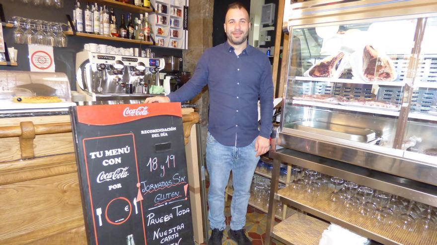 Andrés García en su bar restaurante de Cangas del Narcea.
