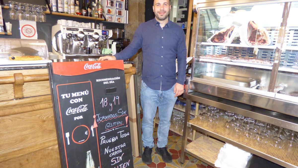 Andrés García en su bar restaurante de Cangas del Narcea.