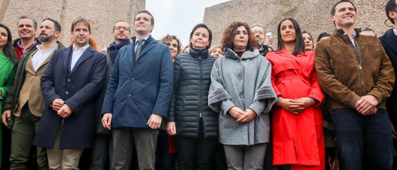 Abascal, Casado y Rivera en la manifestación conjunta contra Sánchez en la plaza de Colón.