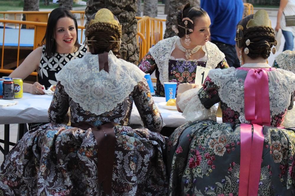 El jurado de Mislata departe con las falleras durante la cena