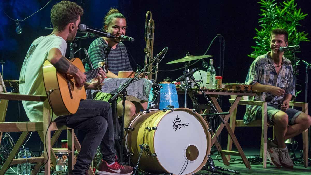 Actuación de los Stay Homas en El Grec.